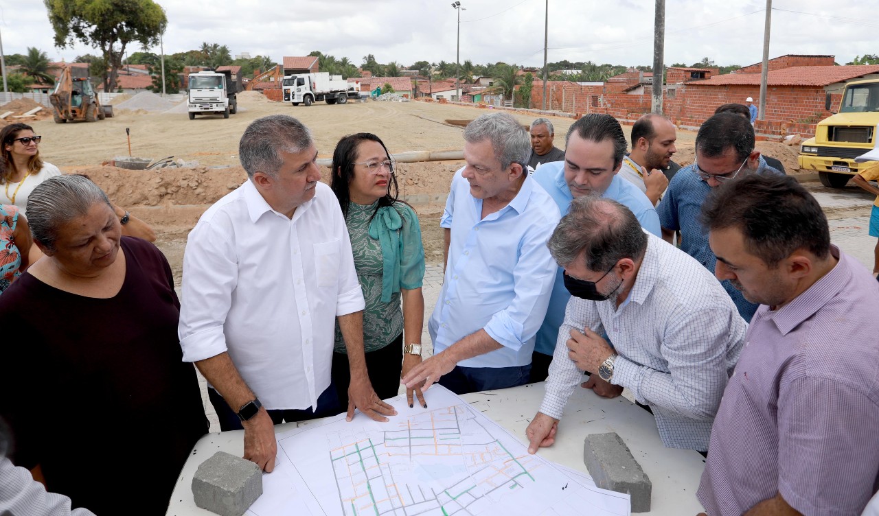 sarto olha as plantas da construção da nova areninha